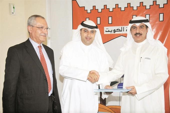 ماحمد الصبيح واسامة بوخمسين بعد توقيع العقد محمد خلوصي 