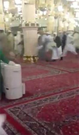 بالفيديو.. سباق وركض سريع لحجز الأماكن في روضة الرسول بالمسجد النبوي