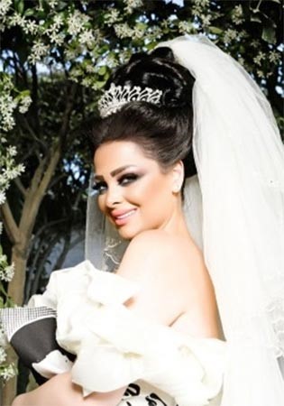رجل أعمال يجثو على ركبتيه امام ديانا كرازون طالباً يدها .. وهي ترد " الله يجيب اللي فيه الخير "