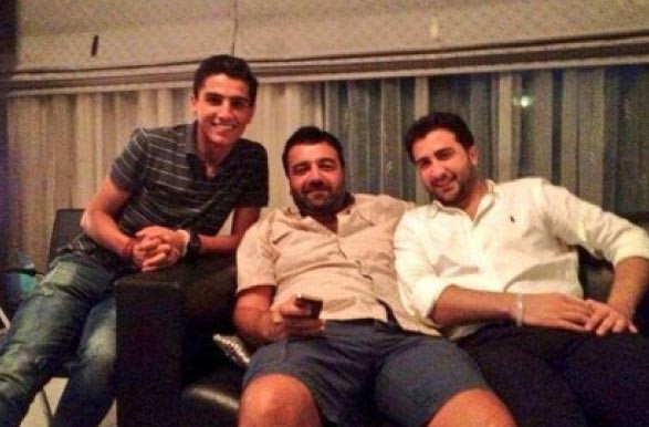 صورة محمد عساف مع سامر المصري وعبد الكريم حمدان التي تسببت في حملة المؤيدين للنظام ضده