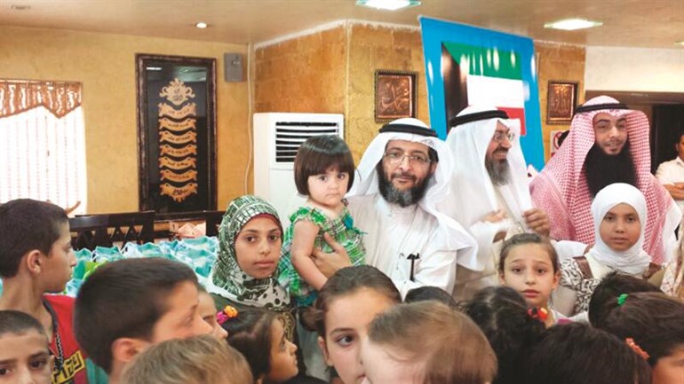 السويلم يحمل طفلة يتيمة
