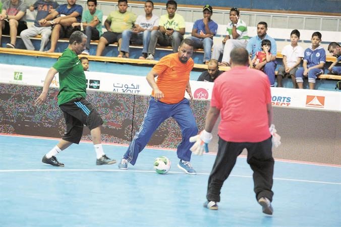 صالح العصفور يحاول ايقاف تقدم فهد كميل في المباراة الاستعراضية