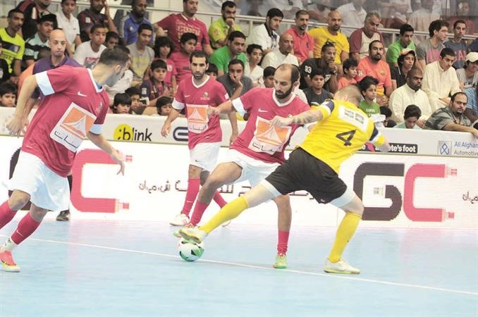 لاعب فريق المرحوم جابر سمير ناصر المسند يتعرض للمضايقة من الدفاع