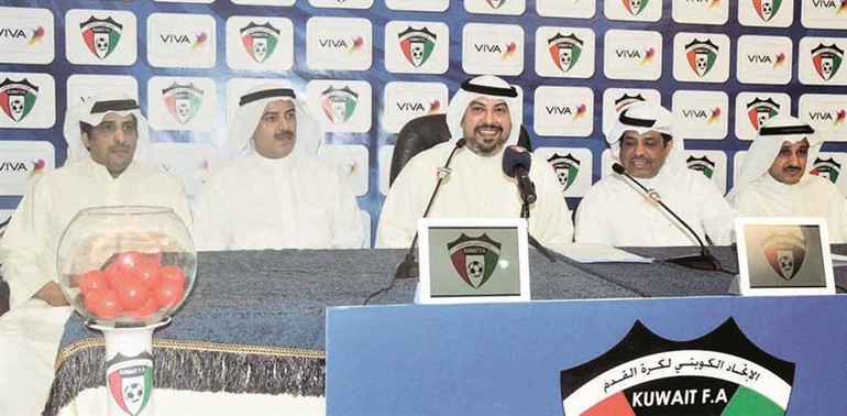 الشيخ طلال الفهد مع مسؤولي الاتحاد خلال سحب القرعة﻿
