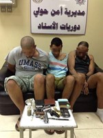 المتهمون الثلاثة وامامهم السلاح الناري والمضبوطات﻿