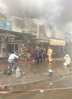 رجال الاطفاء خلال تعاملهم مع الحريق﻿