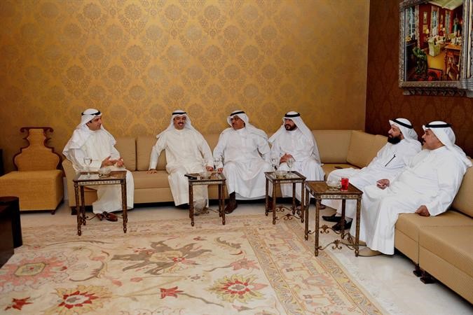 جمال العمر وعلي الراشد ومبارك الخرينج وسعدون حماد ودعلي العمير وخلف دميثير خلال الاجتماع﻿