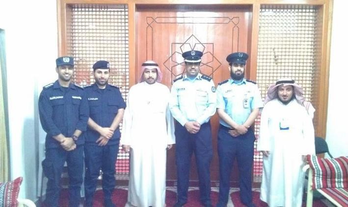 د عبدالله العنزي مع الفريق الامني المشرف على مسجد ضاحية جابر العلي﻿