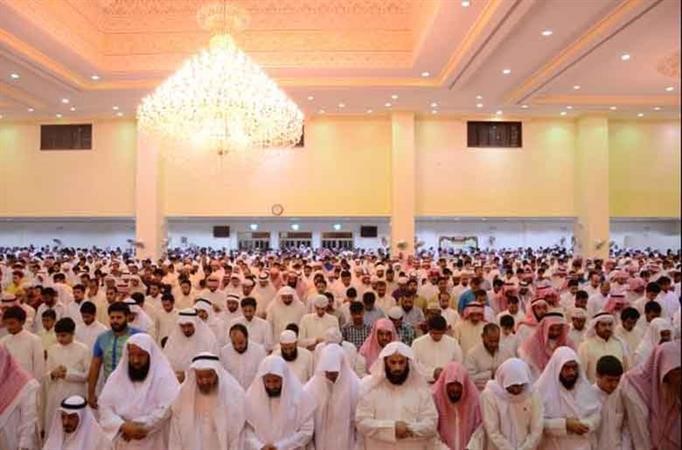 جانب من المصلين في مسجد عقلا الظفيري بالجهراء﻿