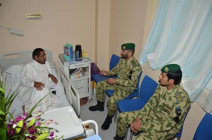 الرائد بدر سعد رويشد والملازم اول مسلم فالح العبار خلال زيارتهم وكيل ضابط عوض مجبل عوض