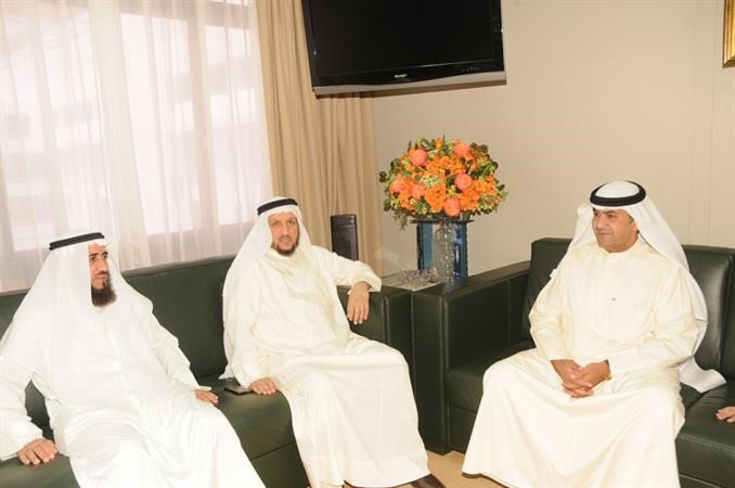 المعوشرجي خلال لقائه عبدالعزيز الماجد واحد المهنئين﻿