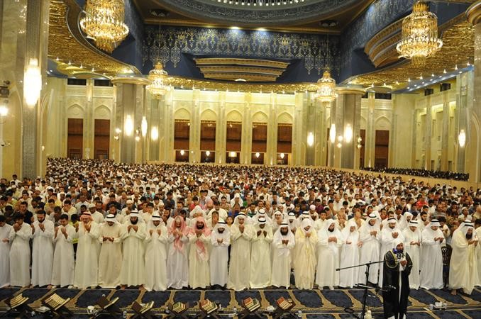 الاف المصلين في المسجد الكبير تحروا ليلة القدر الليلة قبل الماضية	قاسم باشا﻿