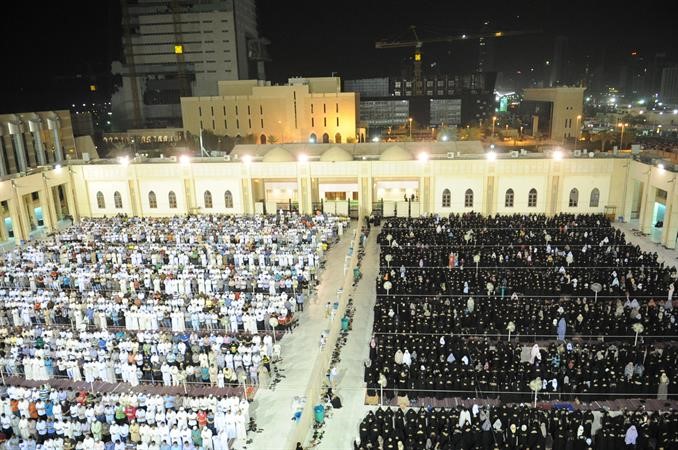 الساحات الداخلية للمسجد امتلات بالاف المصلين﻿