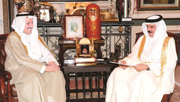 السفير عزام الصباح يسلم رسالة صاحب السمو الامير الى ملك البحرين ﻿