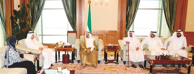 صاحب السمو الامير الشيخ صباح الاحمد خلال استقباله بعض ذوي من شملهم العفو الاميري﻿