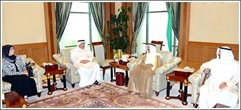 سمو الامير لدى استقباله عددا من ذوي المشمولين بالعفو الاميري
