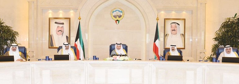 سمو رئيس الوزراء الشيخ جابر المبارك مترئسا جلسة امس ويبدو الشيخ صباح الخالد والشيخ محمد الخالد ومصطفى الشمالي والشيخ سالم العبدالعزيز﻿