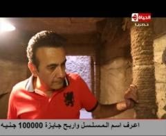 بالفيديو.. أسامة منير ينهال بالضرب على مومياء "رامز عنج أمون"