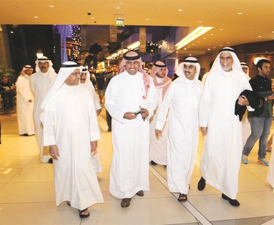 صاحب السمو الملكي الامير تركي بن عبدالله بن عبدالعزيز ال سعود يتجول برفقة السفير الشيخ ثامر الجابر ومحمد عبد اللطيف الشايع وسعود عبدالعزيز الشايع 