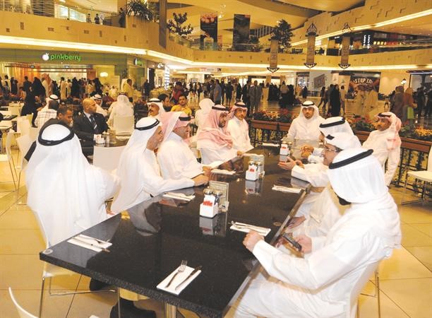 صاحب السمو الملكي الامير تركي بن عبدالله بن عبدالعزيز ال سعود في ضيافة احد المقاهي في الافنيوز 