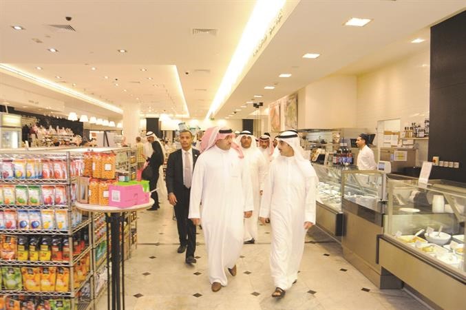صاحب السمو الملكي الامير تركي بن عبدالله بن عبدالعزيز ال سعود يتجول في احد محلات الافنيوز برفقة الشيخ ثامر الجابر 