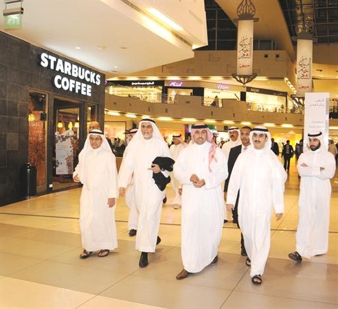 صاحب السمو الملكي الامير تركي بن عبدالله بن عبدالعزيز ال سعود يتوسط السفير الشيخ ثامر الجابر ومحمد عبد اللطيف الشايع وسعود عبدالعزيز الشايع اثناء جولة داخل الافنيوز 