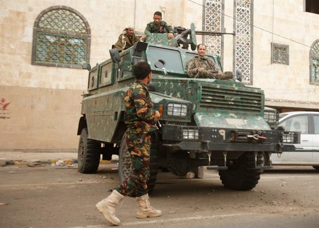 مدرعة يمنية تؤمن احد الشوارع المؤدية للسفارة البريطانية في صنعاء امسالاول رويترز 