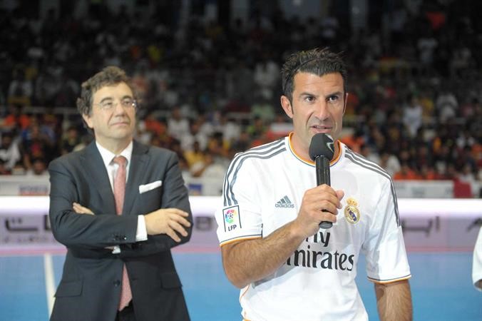 فيغو يخاطب الجماهير والى جواره السفير الاسباني