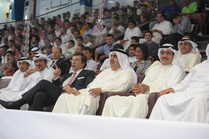 كبار الحضور يتابعون الدورة