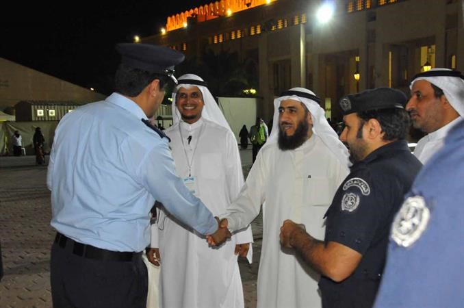 فريد عمادي خلال جولته بالمسجد الكبير﻿