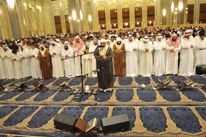 الاف من المصلين في المسجد الكبير ليلة 28 من رمضان 	 سعود سالم﻿