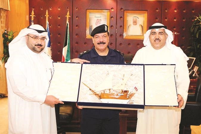 العلي متسلما درع التكريم من الشمري ودشتي