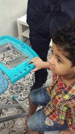 الطفل ويبدو اصبعه عالقا ﻿