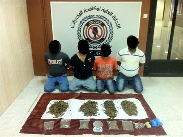 العصابة بعد القاء القبض عليها وامامها المضبوطات﻿