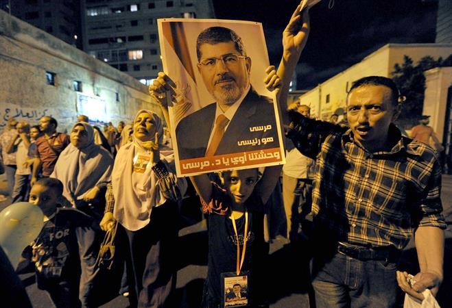 انصار الرئيس المعزول محمد مرسي خلال مسيرة احتجاجية في الاسكندرية مساء امس الاول افپ