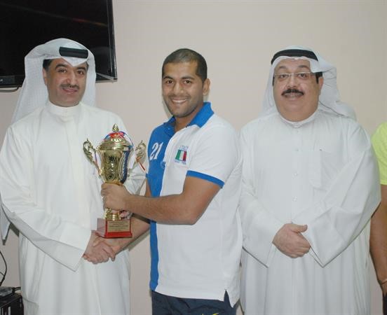  خالد الفودري يسلم الكاس لاحد الفائزين بحضور ابوالقاسم