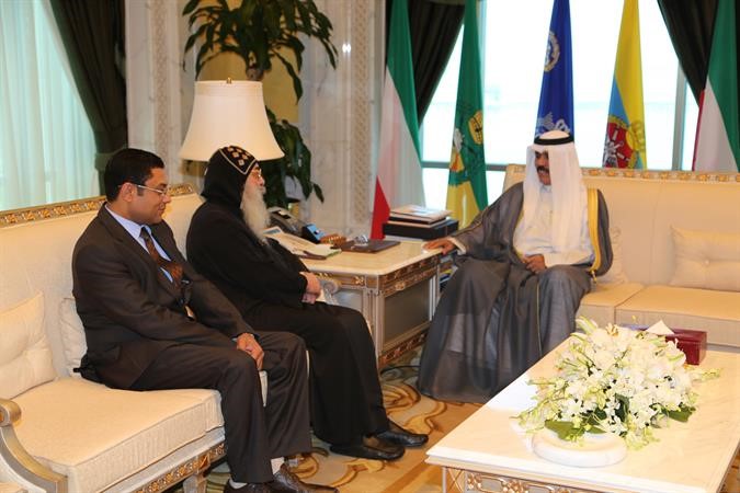 سمو ولي العهد الشيخ نواف الاحمد مستقبلا القمص بيجول الانبا بيشوى﻿