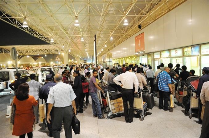 مطار الكويت شهد ازدحاما شديدا من المسافرين استعدادا لقضاء العيد 	قاسم باشا﻿
