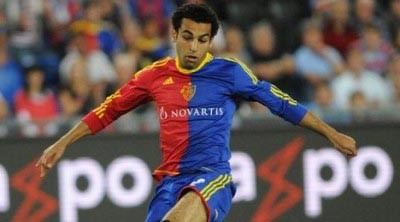 بالفيديو.. لاعب مصري يسجد في قلب اسرائيل فرحاً بالهدف .. ومشادة وتبادل اشارات خارجة بينه وبين الجماهير