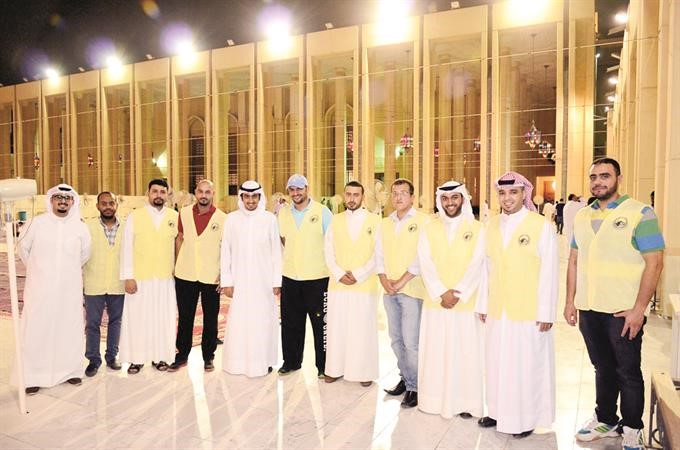 بعض موظفي بيتك المتطوعين مع القائمين على التنظيم ﻿