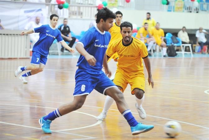 افضل لاعب في الدورة عمر الشطي يحاول المرور من محمد فطيس﻿