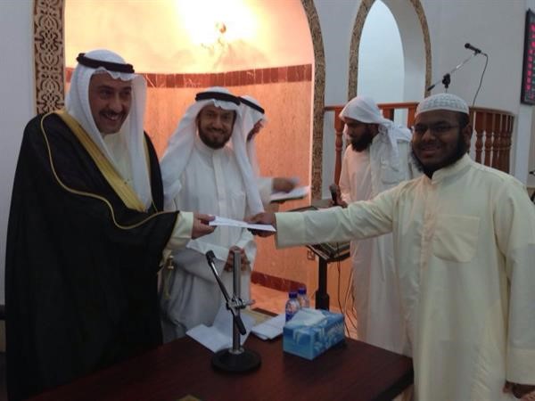  الحمود والشعيب يكرمان احد الحفظة﻿