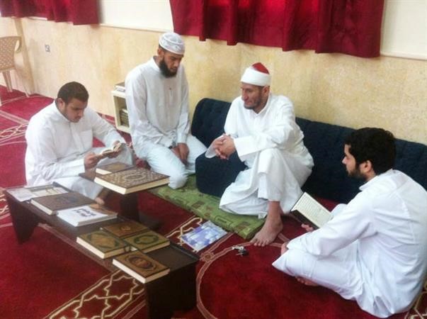معتكفون بتلاوة وحفظ القران الكريم ﻿
