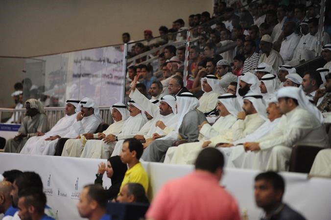 الشيخ احمد الفهد يحيي الجماهير الحاضرة الى الصالة مع كبار الحضور في المنصة الرئيسية﻿