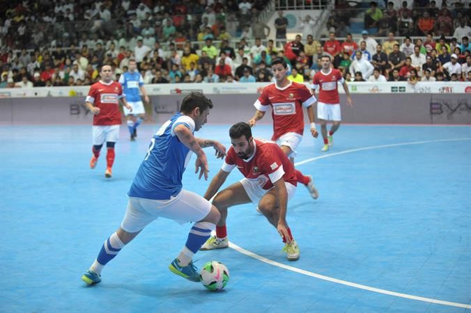 لاعب امريكانا حمد حيات يراقب تحركات مهاجم البلوز﻿