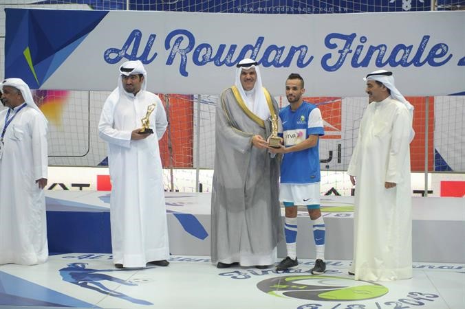 لاعب البلوز صالح حيدر يحصل على جائزة افضل لاعب﻿