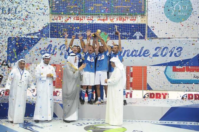 كابتن فريق البلوز يرفع كاس البطولة الى جانب ناصر الروضان﻿
