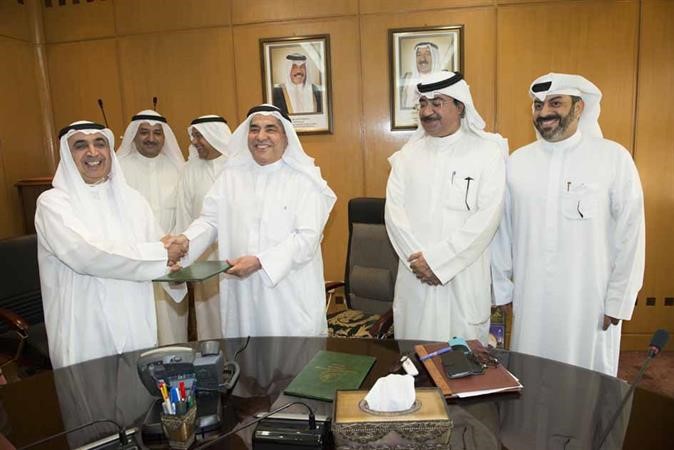 د بدر العمر وجاسم البدر ود عمر البناي ورياض الشرف خلال توقيع الاتفاقية﻿