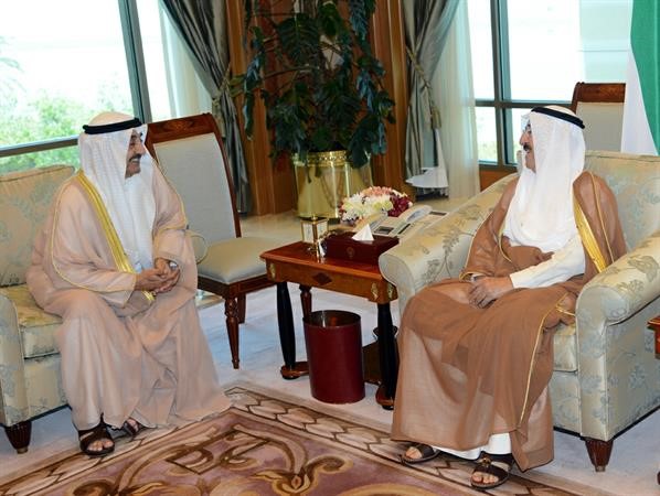 صاحب السمو الامير الشيخ صباح الاحمد مستقبلا جاسم الخرافي