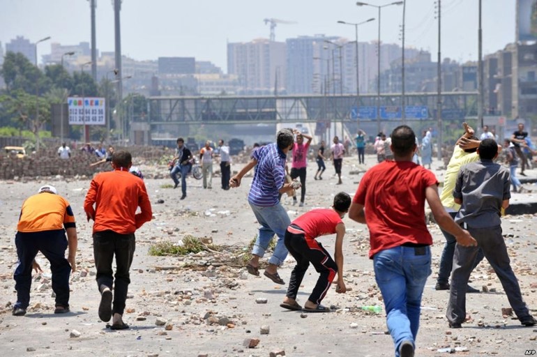 قتيل و62 جريحاً في اشتباكات بين أنصار مرسي ومعارضيه